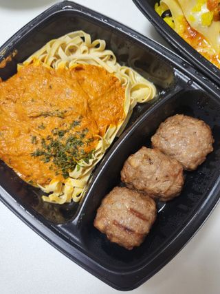 직탁 식단관리 3종 도시락 (두부 라자냐 라구빠에야, 두부로제 미트볼파스타, 닭탕수 직화 짜장 두부면) — 5점을 준 리뷰어가 2022년 6월 올린 사용 사진