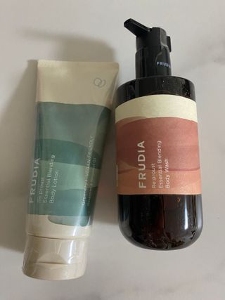 틱톡 [후르디아] 올리브영 아로마 비건 바디워시1종+바디로션1종 (그리너리) — 5점을 준 리뷰어가 2022년 12월 올린 사용 사진