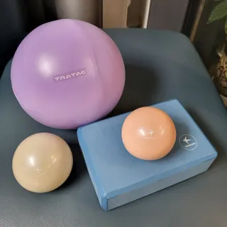 [트라택] 홈 필라테스 SET [미니짐볼+웨이트볼(0.5kg&1kg+요가블럭] — 5점을 준 리뷰어가 2022년 7월 올린 사용 사진