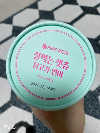 페페로니 잘 먹는 캣츄 - 무항생제 닭고기 12개 + 알래스카 연어 12개 — 5점을 준 리뷰어가 2021년 8월 올린 사용 사진