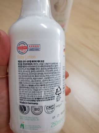 mom e 맘이 내추럴 베이비 케어 샴푸앤바스+로션 — 5점을 준 리뷰어가 2021년 1월 올린 사용 사진