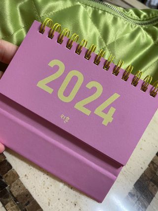 리훈 2024년달력 언더모니터 미니 탁상달력 — 5점을 준 리뷰어가 2023년 10월 올린 사용 사진
