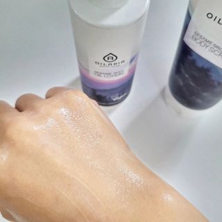 오일아리아 뉴트리 모이스처라이징 세사미 씨드 오일로션 & 데일리 디톡스 세사미 그라운즈 바디스크럽 — 5점을 준 리뷰어가 2023년 6월 올린 사용 사진