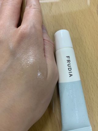 [후르디아] 올리브영 착한보습 비건 립버터 2종 — 5점을 준 리뷰어가 2023년 1월 올린 사용 사진