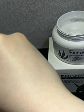버텍스넘버원 버텍스 넘버원 햄프씨드오일 핸드밤, 바디크림 — 5점을 준 리뷰어가 2022년 3월 올린 사용 사진