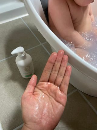mom e 맘이 내추럴 베이비 케어 샴푸앤바스+로션 — 5점을 준 리뷰어가 2021년 1월 올린 사용 사진