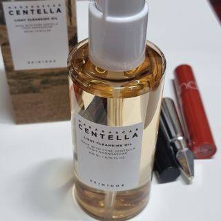 스킨1004 [SKIN1004] 마다가스카르 센텔라 라이트 클렌징 오일 200ml — 5점을 준 리뷰어가 2024년 7월 올린 사용 사진