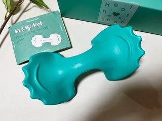 힐니스북 [힐마이넥]   거북목 통증완화를 위한 휴대용 목 안마기 — 5점을 준 리뷰어가 2022년 12월 올린 사용 사진