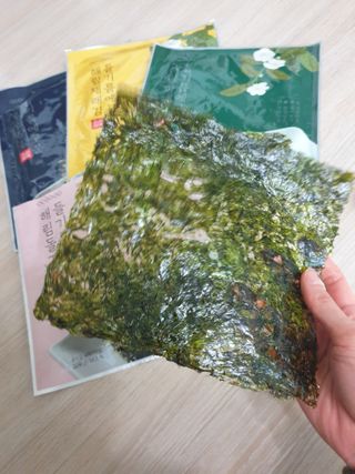 [해림맛김] 들기름에 구운 바삭바삭 김 4종 세트 + 1종 랜덤발송 총5개입 — 5점을 준 리뷰어가 2021년 2월 올린 사용 사진