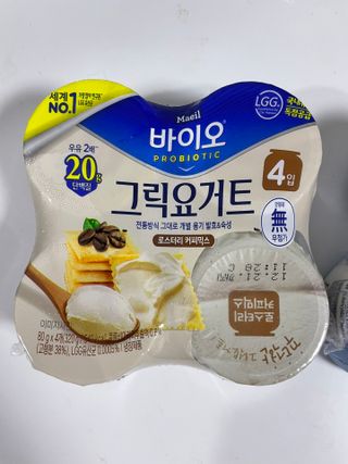 매일바이오 그릭요거트 오리지널 플레인 4개, 로스터리 커피믹스 4개 — 2.5점을 준 리뷰어가 2021년 12월 올린 사용 사진