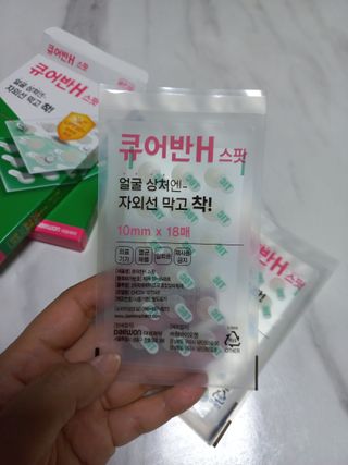 [큐어반H 스팟] 자외선 99프로 차단되는 스틱타입 스팟밴드(1팩 / 66매입) — 5점을 준 리뷰어가 2023년 1월 올린 사용 사진