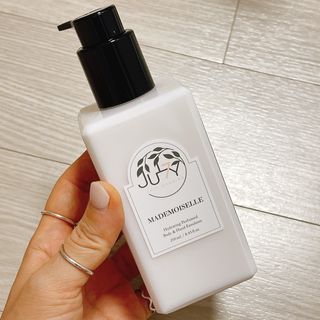 줄라이 모닝 _ JULY MORNING 줄라이모닝 하이드레이팅 퍼퓸드 바디앤핸드 에멀젼 — 4.5점을 준 리뷰어가 2021년 9월 올린 사용 사진