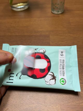 아임오 페미닌워시 150ML + 페미닌티슈6입 + 아임오스티커 + 쿠폰북 — 3.5점을 준 리뷰어가 2021년 10월 올린 사용 사진