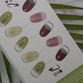 [네일가게] 햇빛에 닿으면 색이 변하는 신기한 햇살 반전 네일스티커_B — 3.5점을 준 리뷰어가 2021년 8월 올린 사용 사진
