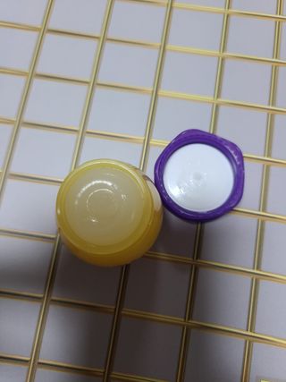 틱톡 [후르디아] 튼입술해결템 올리브영 블루베리 하이드레이팅 허니 립밤 — 5점을 준 리뷰어가 2023년 11월 올린 사용 사진