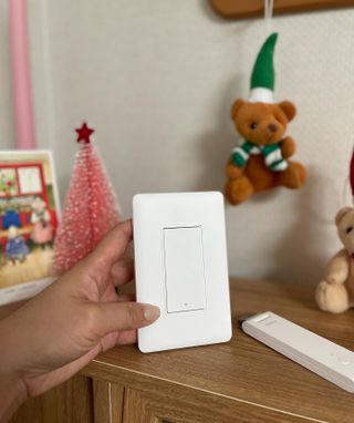 아카라 조명 스위치를 누워서 끄는 방법 (스마트 조명 스위치 2구 + 무선 리모트 스위치 1구 T1, 스마트 허브 E1) — 5점을 준 리뷰어가 2021년 11월 올린 사용 사진