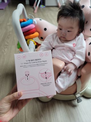 유비맘 트라이탄 코니빨대컵_컬러 랜덤 발송 — 5점을 준 리뷰어가 2021년 3월 올린 사용 사진