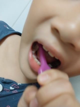 치과에서 쓰는 치약 _ 라벨제로 저불소 꼬마, 키즈, 유아, 베이비, 주니어 안전한 어린이치약 — 5점을 준 리뷰어가 2022년 10월 올린 사용 사진