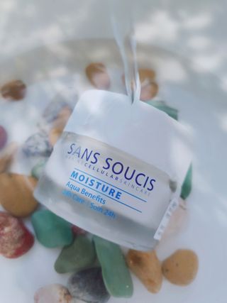 산수시 아쿠아 베네핏 24h 수부지 물광 속건조 수분크림 50ml — 3점을 준 리뷰어가 2021년 6월 올린 사용 사진