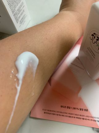 줄라이 모닝 _ JULY MORNING 줄라이모닝 하이드레이팅 퍼퓸드 바디앤핸드 에멀젼 — 5점을 준 리뷰어가 2021년 8월 올린 사용 사진