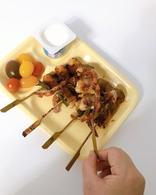 [다물꼬치] 삼겹새우롤꼬치 5개입 350g  + 데리야끼소스 120g + 매운고추소스 120g — 5점을 준 리뷰어가 2021년 12월 올린 사용 사진