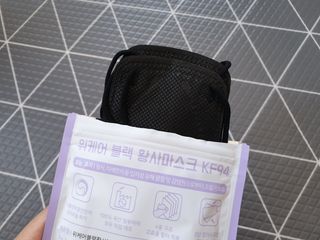 위케어 KF94 마스크 숨쉬기편한 귀안아픈마스크 국산원부자재 사용 식약처 승인 마스크 — 5점을 준 리뷰어가 2021년 3월 올린 사용 사진