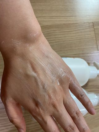 mom e 맘이 내추럴 베이비 케어 샴푸앤바스+로션 — 5점을 준 리뷰어가 2021년 1월 올린 사용 사진