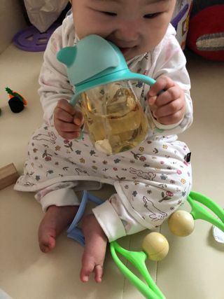 유비맘 트라이탄 코니빨대컵_컬러 랜덤 발송 — 5점을 준 리뷰어가 2021년 3월 올린 사용 사진