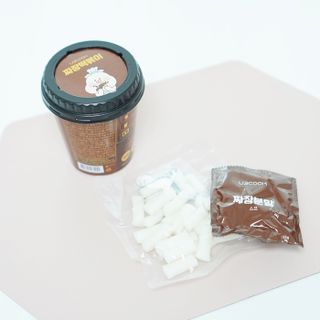 유비쿡 컵떡볶이 매운컵떡볶이2개/ 짜장컵떡볶이 2개  총 4개세트 — 5점을 준 리뷰어가 2021년 4월 올린 사용 사진
