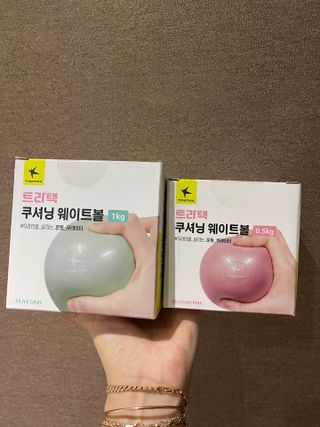 트라택 쿠셔닝 웨이트볼 0.5kg + 1kg SET — 5점을 준 리뷰어가 2022년 5월 올린 사용 사진
