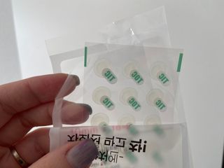 [큐어반H 스팟] 자외선 99프로 차단되는 스틱타입 스팟밴드(1팩 / 66매입) — 5점을 준 리뷰어가 2022년 11월 올린 사용 사진