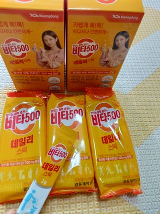 광동생활건강 [제니에디션] 비타500데일리스틱 gift set 60포+제니굿즈 3종+쇼핑백 — 4점을 준 리뷰어가 2021년 11월 올린 사용 사진