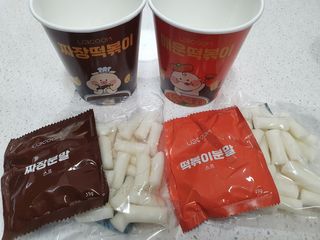 유비쿡 컵떡볶이 매운컵떡볶이2개/ 짜장컵떡볶이 2개  총 4개세트 — 4점을 준 리뷰어가 2021년 2월 올린 사용 사진