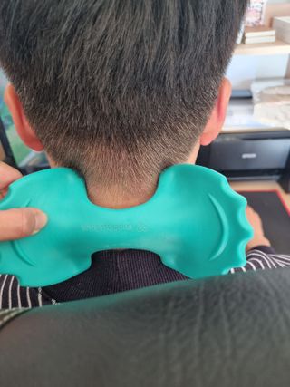 힐니스북 [힐마이넥]   거북목 통증완화를 위한 휴대용 목 안마기 — 5점을 준 리뷰어가 2023년 1월 올린 사용 사진