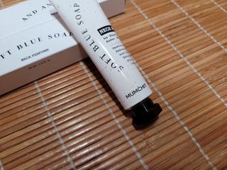 멈칫(MUMCHIT) 넥퍼퓸 NECKPERFUME 2가지 향 — 5점을 준 리뷰어가 2021년 11월 올린 사용 사진