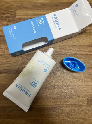 틱톡 [후르디아] 백탁NO! 화잘먹 수분광 선 에센스✨ — 5점을 준 리뷰어가 2023년 5월 올린 사용 사진