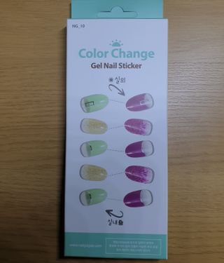 [네일가게] 햇빛에 닿으면 색이 변하는 신기한 햇살 반전 네일스티커 — 4점을 준 리뷰어가 2021년 8월 올린 사용 사진