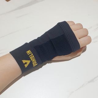 반테린서포터 손목 — 4점을 준 리뷰어가 2021년 3월 올린 사용 사진