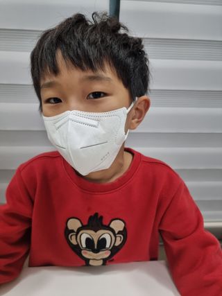 [심폐소생소] 오늘의마스크 KF94 소형 초등학생 어린이 마스크 — 5점을 준 리뷰어가 2022년 1월 올린 사용 사진