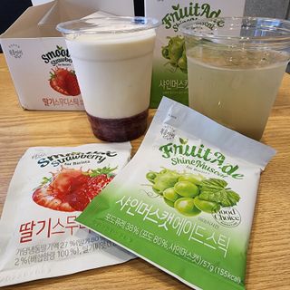 [복음자리] 바리스타 패키지 2종 랜덤발송 (딸기스무디 스틱+샤인머스캣에이드 or 망고스무디+자몽에이드) — 4.5점을 준 리뷰어가 2022년 7월 올린 사용 사진