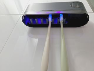 디하우트 랩 디하우트랩 UV 무선 칫솔살균기하루 8회 자동 살균 — 5점을 준 리뷰어가 2021년 11월 올린 사용 사진