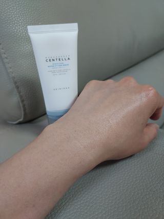 MF[스킨1004] 마다가스카르 센텔라 히알루-시카 워터핏 선세럼 50ml — 5점을 준 리뷰어가 2024년 5월 올린 사용 사진