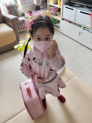 애니가드키즈 새부리형 KF94  5컬러 각 10매입 [화이트, 블랙, 크리미베이지, 코튼핑크, 그레이] 3-6세 — 5점을 준 리뷰어가 2022년 2월 올린 사용 사진