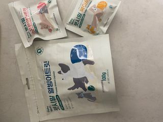 [펫시밀] 원물그대로 영양듬뿍 진공동결건조 치킨텐더100g, 열빙어트릿100g 강아지 고양이 간식 — 5점을 준 리뷰어가 2023년 5월 올린 사용 사진