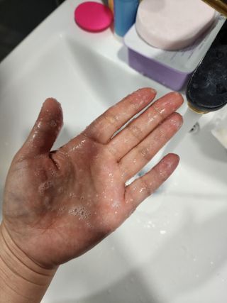 르핸스 퍼포밍 5 샴푸 비반트 포렛/베티버 포그 — 1점을 준 리뷰어가 2023년 2월 올린 사용 사진