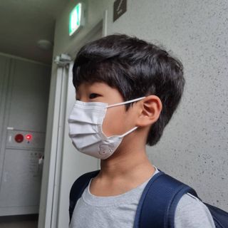 JHWORLD 스누피 마스크 정품 스누피 KF-AD 국내 비말차단 아동용 성인용 일회용 덴탈마스크 50매 — 5점을 준 리뷰어가 2021년 6월 올린 사용 사진