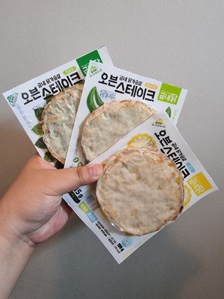굽네몰 [굽네] 탱글탱글 닭가슴살볼 3종, 닭가슴살 오븐 스테이크 3종 — 4.5점을 준 리뷰어가 2021년 5월 올린 사용 사진