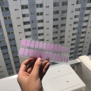 [네일가게] 햇빛에 닿으면 색이 변하는 신기한 햇살 반전 네일스티커 — 3점을 준 리뷰어가 2021년 8월 올린 사용 사진