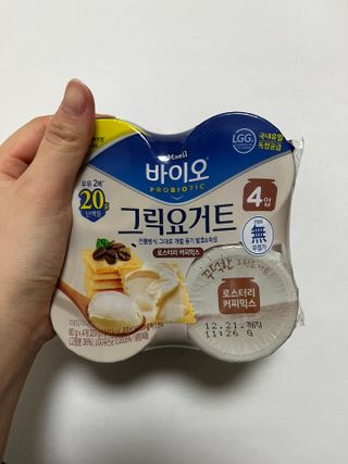 매일바이오 그릭요거트 오리지널 플레인 4개, 로스터리 커피믹스 4개 — 5점을 준 리뷰어가 2021년 12월 올린 사용 사진