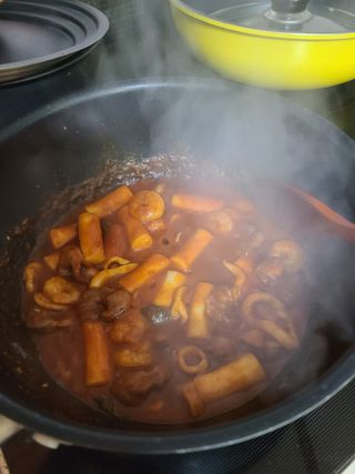 화끈한녀석들 새오똥400g 새우,오징어,똥집 볶음요리 소스,밀떡, 참기름 포함 — 5점을 준 리뷰어가 2022년 11월 올린 사용 사진